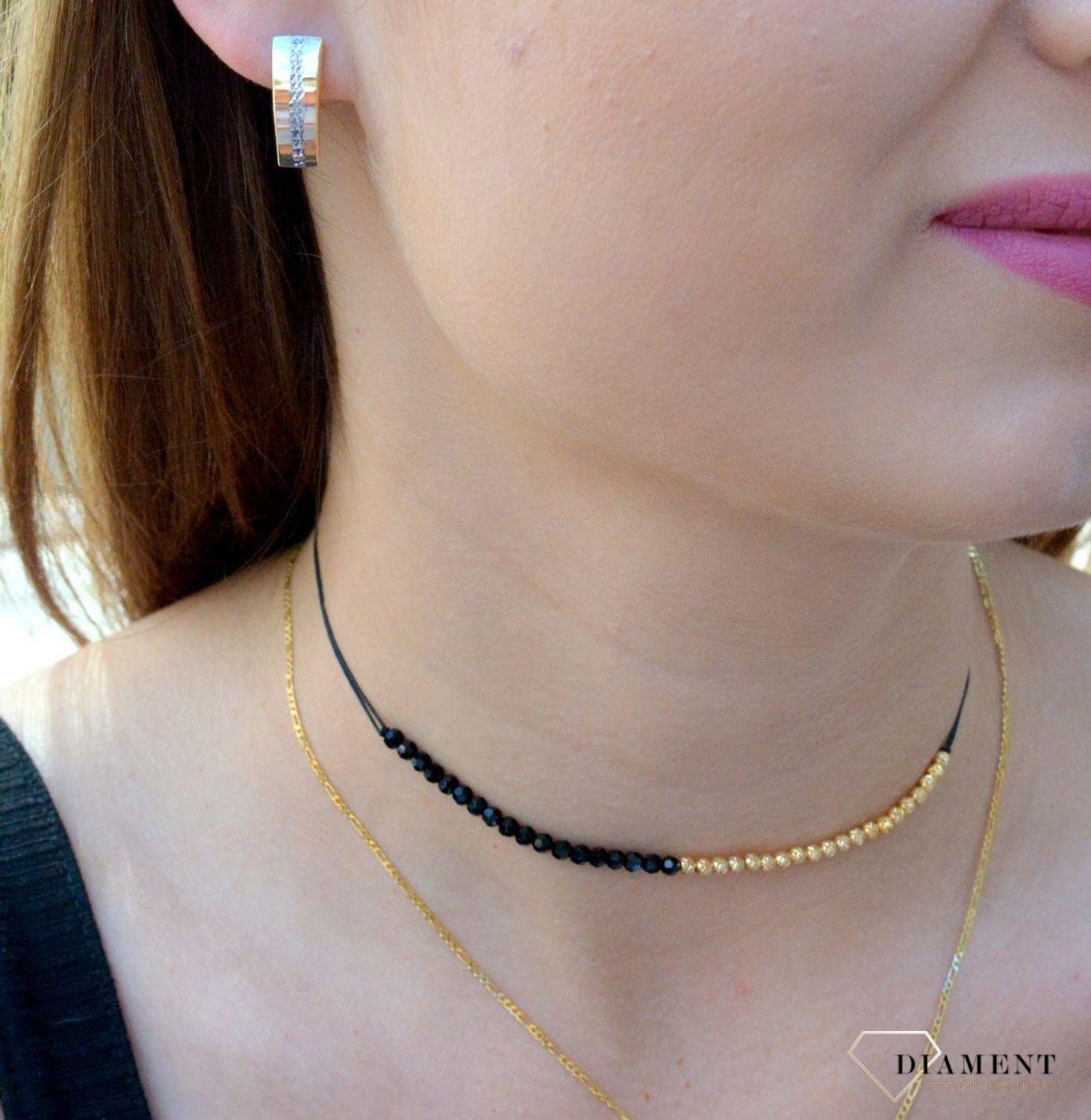 Kolczyki złote przy uchu 333 'Złote blaszki grawerowane z białym złotem' KL 6857B 333. Eleganckie, złote kolczyki  w formie grawerowanej blaszki wykonane z próby złota 333 o wadze około 1,55 g. Ich kształt jest uniwersalny..jpg